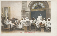 Alger. Arabes devant un CaféArab people in front of a Café in Algiers