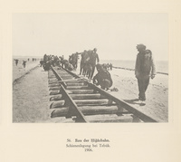 Bau der Ḥiğâzbahn Schienenlegung bei Tebûk. 1906Construction of the Hejaz Railroad. Laying the Rails near Tabūk. 1906