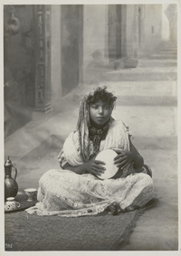 Petite kabyle assiseKabyle girl in seating position