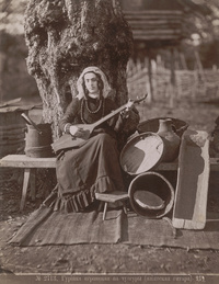 Гурійка играіощая на чунгурьі (азіятская гитара)Gurian woman playin the choghur (Asian guitar)
