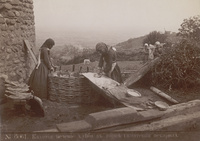 Кахетіа печенiе хльба въ торнъ (азіятская пекарня)Kakheti woman baking bread in 