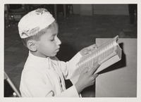 أحد الطلبة يقرأ القرآنA student reading Quran