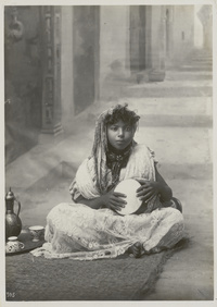 Petite kabyle assiseKabyle girl in seating position