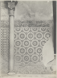 Medresa Attarine. Panneau de zelliges à  gauche de la porte de la mosquéeAl- Attarine Madrasa: zellige decorations on the right side of the entrance of the mosque