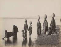 Borde du Nil à Beni Hassan: Fellahines portant de l'eauFellah women carrying water on the shores of the Nile, in Beni Hasan