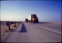 Caravane de camions attendant au poste frontière de SalwaTrucks' caravan waiting at the border post in Salwa