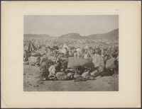 Der Berg ʻArafah während der jährlichen Pilgerversammlung (von Süden aus gesehen)Mount Arafat during the annual pilgrimage gathering (seen from the south)