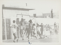 صورة لاحد هجمات فريق البرازيل على مرمى النادي الاهلي القطريPhotograph showing the Brazilian football team during one of the offenses against the Qatari club Al-Ahli