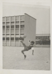 طالب مصطفوي لاعب فريق مدرسة صلاح الدين الايوبي الابتدائية في الستينياتTaleb Mostafawi, player of the Salah Al Deen Al Ayoubi Primary School team in the sixties